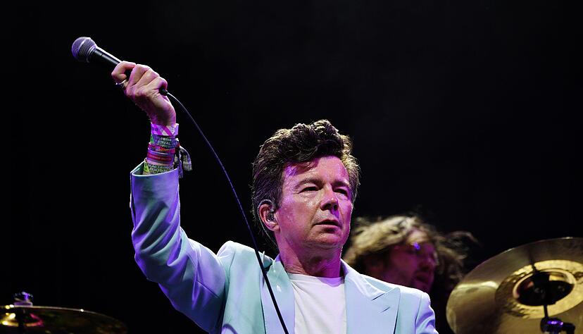 Mit der Band Blossoms trat Rick Astley beim Glastonbury Festival auf. (Archivbild)