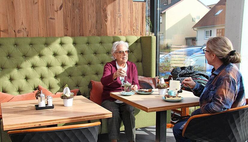 Uschi und Blanka Lumpp kommen gerne von Neuenstadt auf einen Sprung herüber ins Café Ehrenfeld nach Kochersteinsfeld. Der Lieblingsplatz: das Sofa. Dort fühlt man sich fast wie im Freien und sitzt doch kuschelig gemütlich.
Fotos: Andreas Tschürtz