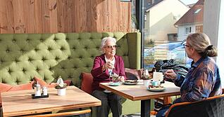 Uschi und Blanka Lumpp kommen gerne von Neuenstadt auf einen Sprung herüber ins Café Ehrenfeld nach Kochersteinsfeld. Der Lieblingsplatz: das Sofa. Dort fühlt man sich fast wie im Freien und sitzt doch kuschelig gemütlich.
Fotos: Andreas Tschürtz Uschi und Blanka Lumpp kommen gerne von Neuenstadt auf einen Sprung herüber ins Café Ehrenfeld nach Kochersteinsfeld. Der Lieblingsplatz: das Sofa. Dort fühlt man sich fast wie im Freien und sitzt doch kuschelig gemütlich.
Fotos: Andreas Tschürtz