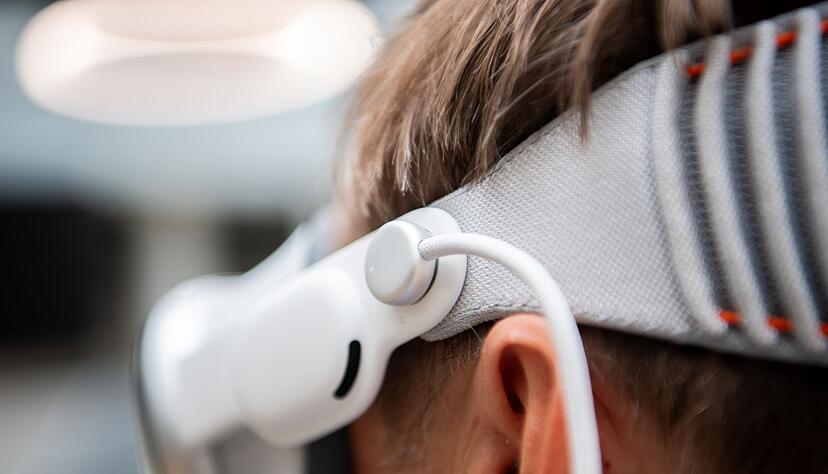 Damit die Brille leichter auf dem Kopf sitzt, hat Apple den Akku ausgelagert. Hier ist die Anschlussstelle zu sehen. Links daneben sitzt einer der beiden Lautsprecher.