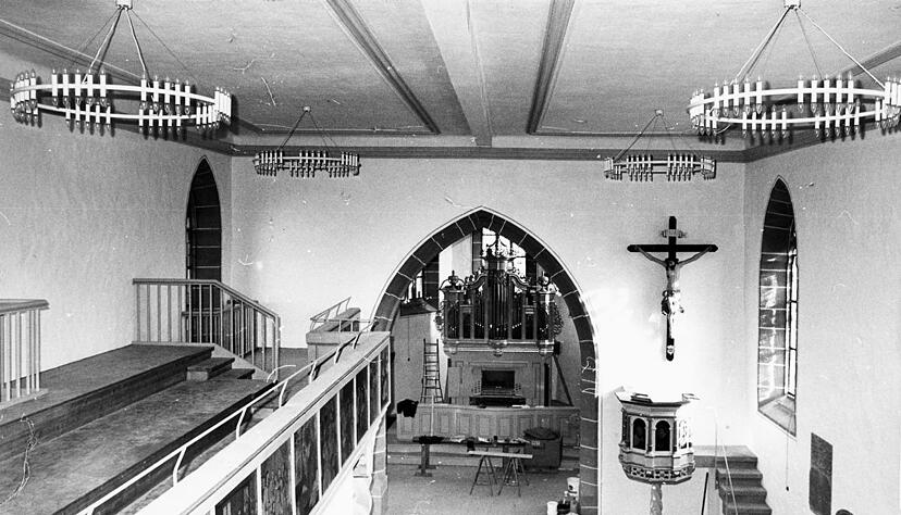 Leitern zeugen von den letzten Arbeiten im Inneren, das Kruzifix und die neuen Leuchter sind bereits angebracht. Einweihung ist am 14. Februar 1990.Archiv: Wendt