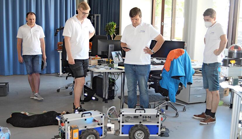 Michael Ball (von links), Jonathan Müller, Benedict Bauer und Patrick Stutz sind stolz auf den Roboter, der Landwirten die Arbeit erleichtern soll. Michael Ball (von links), Jonathan Müller, Benedict Bauer und Patrick Stutz sind stolz auf den Roboter, der Landwirten die Arbeit erleichtern soll.