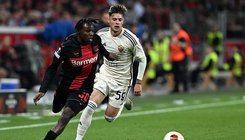 Leverkusens Jeremie Frimpong tendiert womöglich zu einem Wechsel. Leverkusens Jeremie Frimpong tendiert womöglich zu einem Wechsel.