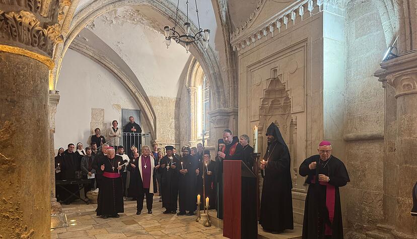 Mit vielen W&uuml;rdentr&auml;gern ist Springhart beim Gebet in der Woche f&uuml;r die Einheit der Christen in der Dormitio &ndash; am Ende sprechen alle anwesenden Bisch&ouml;fe den Segen.