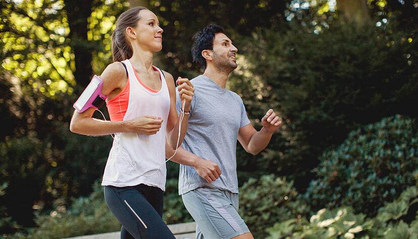 Spätestens bei Hitzewarnungen sollte man das Training umorganisieren und die Laufrunde zum Beispiel in den frühen Morgen verlegen. Spätestens bei Hitzewarnungen sollte man das Training umorganisieren und die Laufrunde zum Beispiel in den frühen Morgen verlegen.