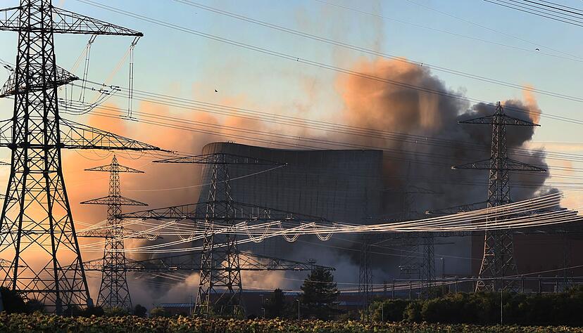 Im August 2024 wurden die K&uuml;hlt&uuml;rme des stillgelegten Kernkraftwerkes Grafenrheinfeld gesprengt. Ein Mann hatte dabei f&uuml;r Verz&ouml;gerungen gesorgt. (Archivbild)