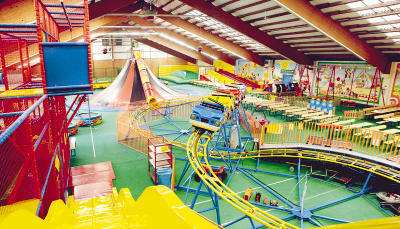 An Sto&szlig;tagen viel zu voll? F&uuml;r maximal 200 Besucher ist die Heilbronner Kinderspielarena Trampolino zugelassen. Betreiber Toni Thoma m&ouml;chte umbauen und die Obergrenze erh&ouml;hen. Das Angebot boomt. Rund 60 000 G&auml;ste kamen im Vorjahr.
          Foto: Dittmar Dirks