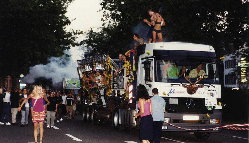 Zusammengestellt von Archiv und Dokumentation der Heilbronner Stimme
Bereits 10 000 Techno-Freaks zieht die zweite House-Parade im August 1999 nach Heilbronn. Getanzt wird auf Mauern, Dächern und den Fahrerkabinen der zwölf Trucks. Organisiert vom Szene-Club Titty Twister war im August 1998 die erste Heilbronner House-Parade mit vier Wagen und viel Lärm durch die Innenstadt gezogen. Rund 600 schrill gewandete Raver säumten bei der Premiere die Straßen. Zusammengestellt von Archiv und Dokumentation der Heilbronner Stimme
Bereits 10 000 Techno-Freaks zieht die zweite House-Parade im August 1999 nach Heilbronn. Getanzt wird auf Mauern, Dächern und den Fahrerkabinen der zwölf Trucks. Organisiert vom Szene-Club Titty Twister war im August 1998 die erste Heilbronner House-Parade mit vier Wagen und viel Lärm durch die Innenstadt gezogen. Rund 600 schrill gewandete Raver säumten bei der Premiere die Straßen.