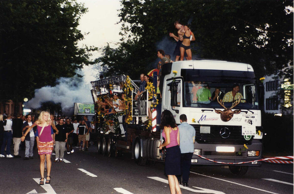 Zusammengestellt von Archiv und Dokumentation der Heilbronner Stimme 
Bereits 10 000 Techno-Freaks zieht die zweite House-Parade im August 1999 nach Heilbronn. Getanzt wird auf Mauern, Dächern und den Fahrerkabinen der zwölf Trucks. Organisiert vom Szene-Club Titty Twister war im August 1998 die erste Heilbronner House-Parade mit vier Wagen und viel Lärm durch die Innenstadt gezogen. Rund 600 schrill gewandete Raver säumten bei der Premiere die Straßen.
