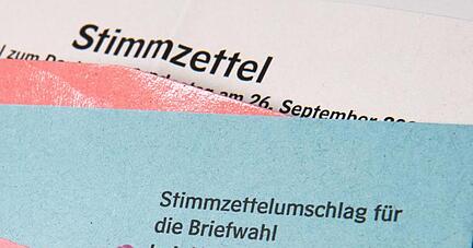 Ein Muster von einem Stimmzettelumschlag für die Briefwahl bei der Bundestagswahl 2021 liegt auf einem Tisch.