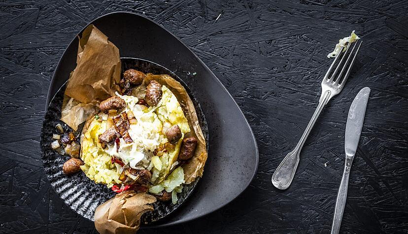 Kumpir ist ein typisches t&uuml;rkisches Streetfood. Mit Merguez und Sauerkraut wird aus der Ofenkartoffel ein w&uuml;rzig-frisches Gericht.