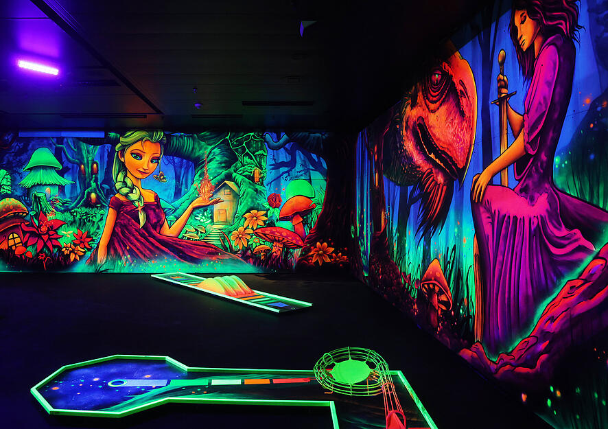 Streetart-Künstler Bernd Eisold hat das Heilbronner Wollhaus in ein buntes Lichtermeer verwandelt.