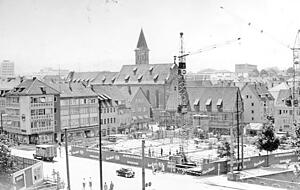 Der C&A-Neubau wächst 1962 in die Höhe. Nach dem Umzug an den Kiliansplatz wurde 2015 das Marrahaus eingeweiht.