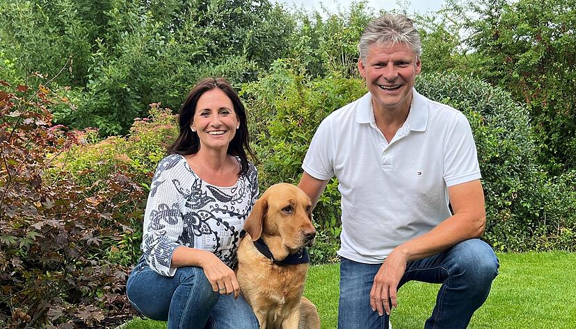 Tanja Eggers und Jörg Zuber mit ihrer sechsjährigen Labrador-Hündin Ginny. Die drei sind seit einem Interview in der Heilbronner Stimme auch immer wieder in anderen Medien präsent. Tanja Eggers und Jörg Zuber mit ihrer sechsjährigen Labrador-Hündin Ginny. Die drei sind seit einem Interview in der Heilbronner Stimme auch immer wieder in anderen Medien präsent.