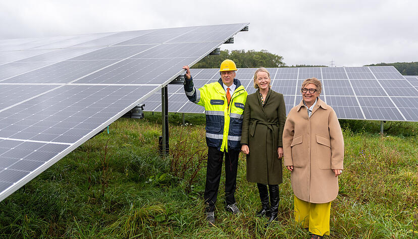 Die Gundelsheimer Bürgermeisterin Heike Schokatz (v. r.), Ministerin Thekla Walker und EnBW-Vorstand Georg Stamatelopoulos weihen die Anlage ein. Die Gundelsheimer Bürgermeisterin Heike Schokatz (v. r.), Ministerin Thekla Walker und EnBW-Vorstand Georg Stamatelopoulos weihen die Anlage ein.