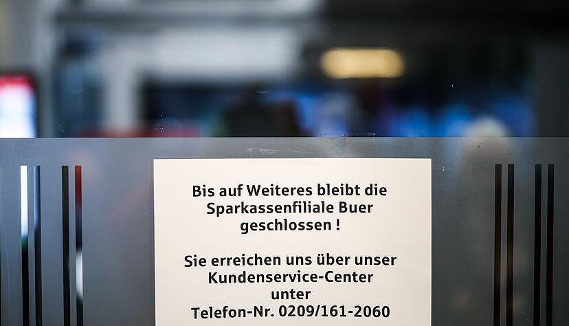 Ein Schild informiert die Kunden der Bank dar&uuml;ber, dass die Filiale bis auf Weiteres geschlossen bleibt.
