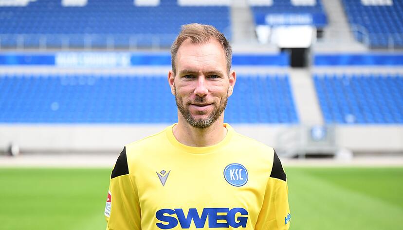 Steht vor seinem Pflichtspieldeb&uuml;t f&uuml;r den KSC: Torwart Robin Himmelmann. (Archivbild)