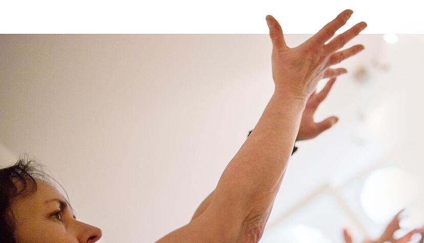 Sport gegen die Blockaden: Mitglieder der Selbsthilfeorganisation Evanda, die von und für Betroffene der Parkinson-Krankheit gegründet wurde, trainieren ihre Beweglichkeit.