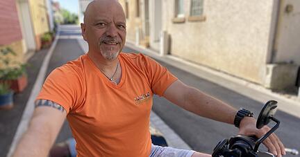 Außen hart und innen ganz weich: Kihive-Vorstandsmitglied Ingo Burkhardt im T-Shirt mit Vereinslogo in Neckarwestheim auf seiner Harley.
Foto: Susanne Schwarzbürger