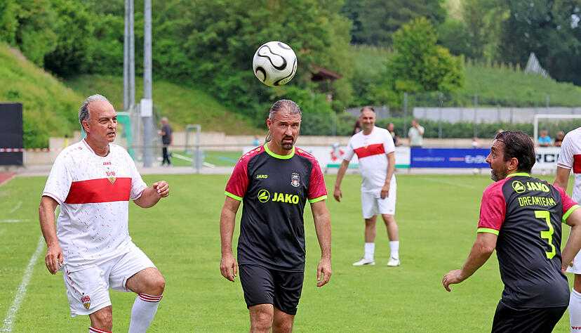 Der 66-jährige Hansi Müller (links) begeisterte die vielen Zuschauer öfters mit kleinen Kunsteinlagen. Zdenko Juric (rechts) schaut hier nur hinterher. Der 66-jährige Hansi Müller (links) begeisterte die vielen Zuschauer öfters mit kleinen Kunsteinlagen. Zdenko Juric (rechts) schaut hier nur hinterher.