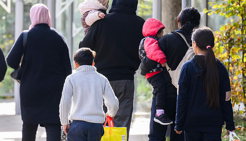 Nach dem Messerangriff in Aschaffenburg verschärft sich die Debatte um die richtige Migrationspolitik weiter – das liegt unter anderem an der Herkunft des Tatverdächtigen. Besonders die Union will mit weiteren Verschärfungen reagieren. Nach dem Messerangriff in Aschaffenburg verschärft sich die Debatte um die richtige Migrationspolitik weiter – das liegt unter anderem an der Herkunft des Tatverdächtigen. Besonders die Union will mit weiteren Verschärfungen reagieren.