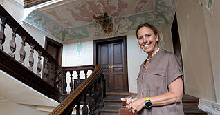 Victoria von der Wippel im Treppenhaus des Hauptbaus. Über dem Eingang zur Beletage prangt in der pompösen Stuckdecke das Wappen von Architekt Leopoldo Retti. Victoria von der Wippel im Treppenhaus des Hauptbaus. Über dem Eingang zur Beletage prangt in der pompösen Stuckdecke das Wappen von Architekt Leopoldo Retti.