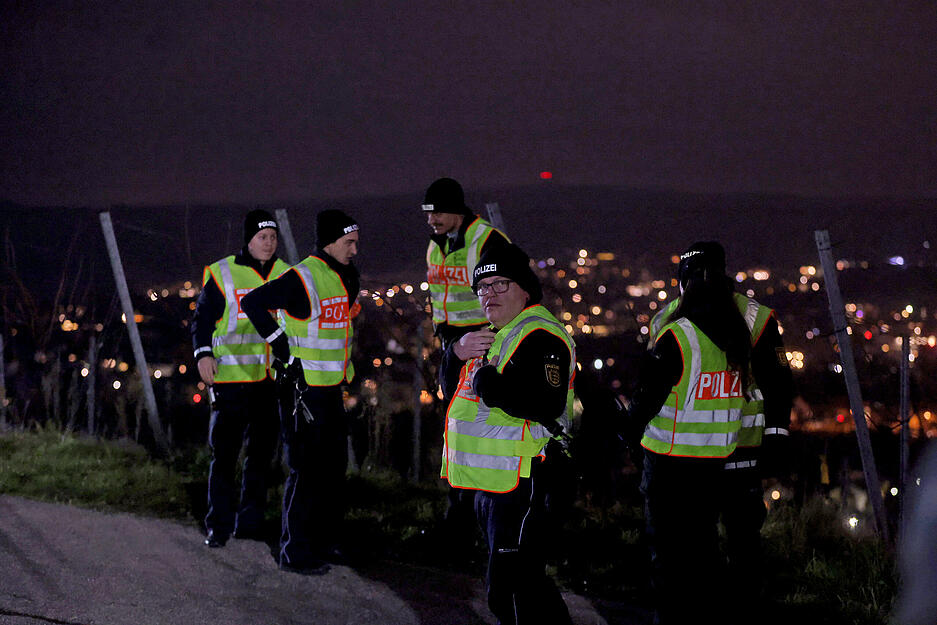 Die Polizei sorgt bei der Fackelmahnwache mit Gegenprotest auf dem Wartberg f&uuml;r Sicherheit