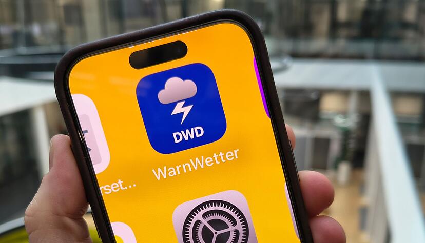 Die App-Icons auf dem Display sind plötzlich riesig? Tippen Sie mit drei Fingern zweimal auf das Display und die Ansicht ist wieder wie gewohnt.