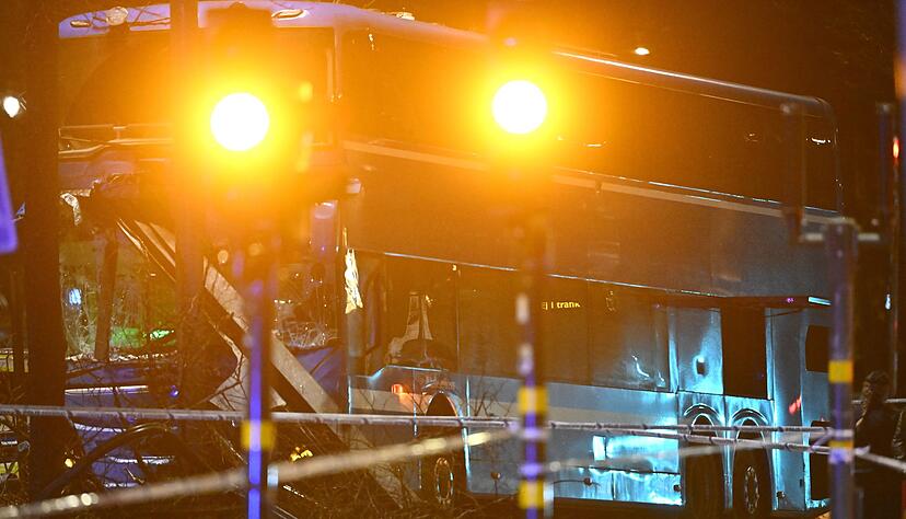 Ein Doppeldeckerbus soll in eine Haltestelle gekracht sein. Ein Doppeldeckerbus soll in eine Haltestelle gekracht sein.