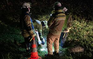 Feuerwehrmänner schütten Ölbindemittel in die Kanalisation. Foto: Heike Kinkopf Feuerwehrmänner schütten Ölbindemittel in die Kanalisation. Foto: Heike Kinkopf