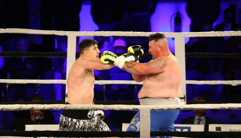 Marco Huck (l) gewinnt den&nbsp;Comeback-Kampf gegen 150-Kilo-Mann Dennis Lewandowski.