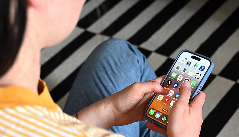 Einige Menschen nutzen ChatGPT und Co., um sich über Nachrichten zu informieren. Laut einer Studie sind die Antworten der KI-Chatbots in vielen Fällen fehlerhaft. Einige Menschen nutzen ChatGPT und Co., um sich über Nachrichten zu informieren. Laut einer Studie sind die Antworten der KI-Chatbots in vielen Fällen fehlerhaft.