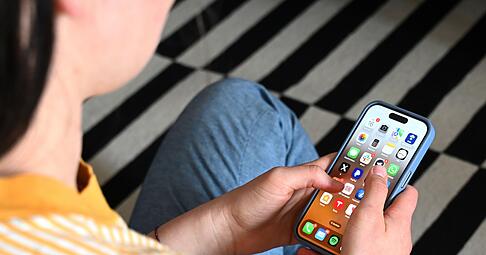 Einige Menschen nutzen ChatGPT und Co., um sich über Nachrichten zu informieren. Laut einer Studie sind die Antworten der KI-Chatbots in vielen Fällen fehlerhaft.