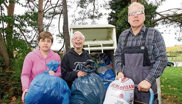 Voller Kleidercontainer: Anastasia Neumann, Eckhart Eilenberger und Klaus Schirmer (rechts) freuen sich &uuml;ber die vielen Spenden aus dem Landkreis.