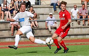 Jens Schmidgall (links) war in der Nachspielzeit der Schütze des 2:0. Die Gastgeber waren aber nur eine halbe Stunde lang das bessere Team. Jens Schmidgall (links) war in der Nachspielzeit der Schütze des 2:0. Die Gastgeber waren aber nur eine halbe Stunde lang das bessere Team.