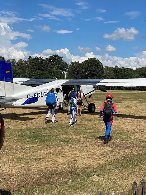 Noch ein Blick zurück, winken, dann geht es ins Flugzeug. Foto: privat