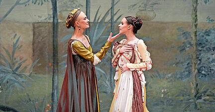 Wie einem Renaissancegem&auml;lde entsprungen und doch lebendig: Elisa Badenes ist Julia (rechts), Sonia Santiago ihre strenge Mutter Gr&auml;fin Capulet.
Foto: Roman Novitzky