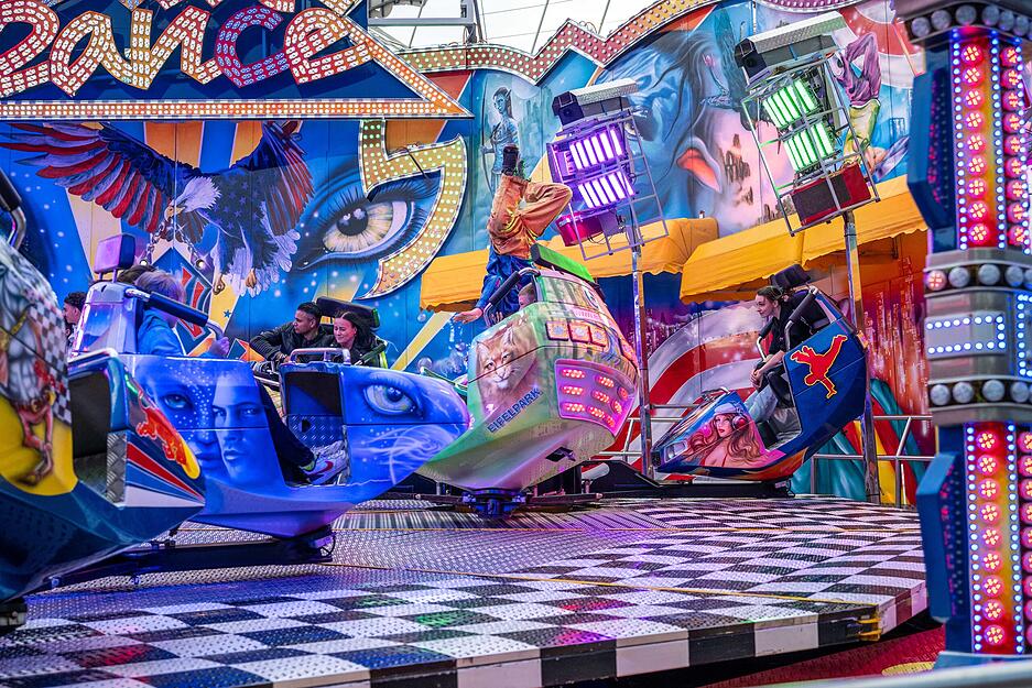 70 Schausteller sind dabei, mit bis zu 80 Meter hohen Highlights wie Riesenrad, Achterbahn, Musik Express, Boxauto, Geisterbahn, Glas-Labyrinth, Kettenflieger, Süßigkeiten- und Krämerständen.