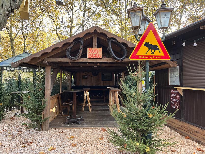 Im "Kuhstall" können Besucher es etwas ruhiger angehen lassen. Doch Vorsicht: Die Bedienung kreuzt! Im "Kuhstall" können Besucher es etwas ruhiger angehen lassen. Doch Vorsicht: Die Bedienung kreuzt!