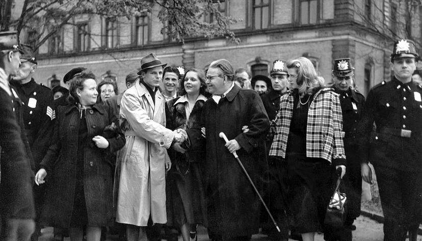 23. April 1949: Veit Harlan (F&uuml;nfter von rechts) verl&auml;sst mit seiner Ehefrau, der Schauspielerin Kristina S&ouml;derbaum ein Gerichtsgeb&auml;ude in Hamburg. Harlan, der wegen Verbrechen gegen die Menschlichkeit angeklagt war, wurde damals freigesprochen. Er drehte im NS-System Propagandafilme wie &laquo;Jud S&uuml;&szlig;&raquo;. Bis zu seinem Freispruch durfte er keine Filme drehen. (Archivfoto)