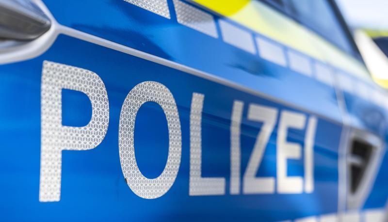 An der Tür von einem Streifenwagen steht der Schriftzug «Polizei».