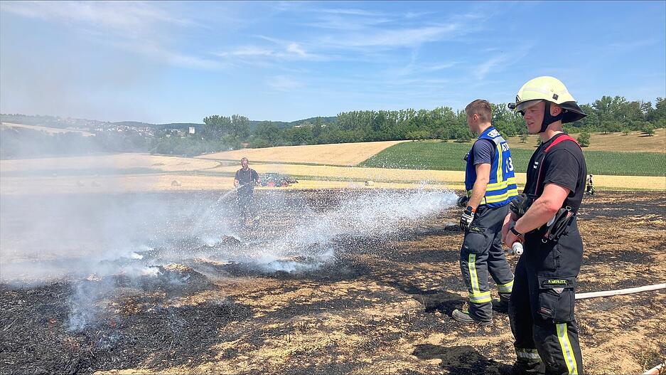 Auf einem Feld bei Abstatt ist am Samstag ein Feuer ausgebrochen. Die Freiwillige Feuerwehr rückte zu dem Einsatz aus. Auf einem Feld bei Abstatt ist am Samstag ein Feuer ausgebrochen. Die Freiwillige Feuerwehr rückte zu dem Einsatz aus.