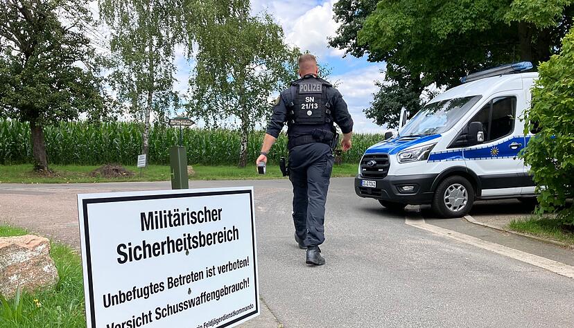 Der Umkreis der Absturzstelle wird zum militärischen Sicherheitsbereich und zur Flugverbotszone erklärt. Der Umkreis der Absturzstelle wird zum militärischen Sicherheitsbereich und zur Flugverbotszone erklärt.