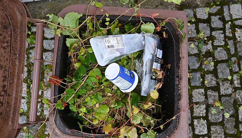 Plastik in der Biotonne. Jetzt wird verschärft kontrolliert. Plastik in der Biotonne. Jetzt wird verschärft kontrolliert.