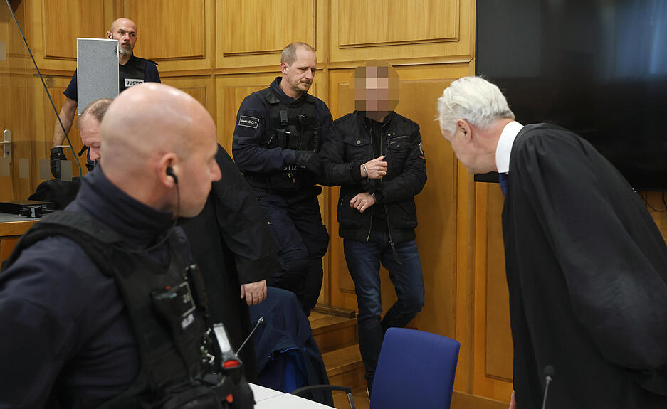 Die Richter befanden den Angeklagten des zweifachen Mordes, zweifachen versuchten Mordes und besonders schwerer Körperverletzung für schuldig. Der deutsche Staatsbürger wurde zu lebenslanger Haft verurteilt.