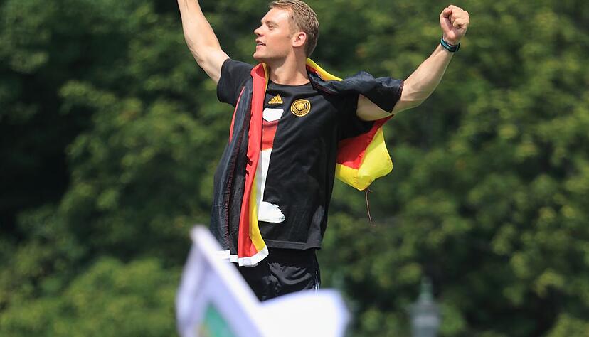 Der gr&ouml;&szlig;te Erfolg: Manuel Neuer 2014 beim Empfang der deutschen Fu&szlig;ball-Weltmeister in Berlin. (Archivbild)
