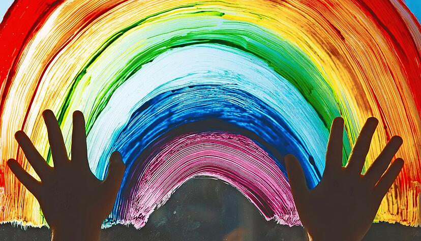 Zu Hause sein, warten, hoffen: Der Regenbogen am Fenster wurde gleich zu Pandemiebeginn zum Symbol für die Kinder.
Foto: nataliaderiabina/stock.adobe.com