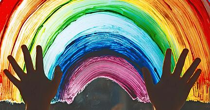 Zu Hause sein, warten, hoffen: Der Regenbogen am Fenster wurde gleich zu Pandemiebeginn zum Symbol für die Kinder.
Foto: nataliaderiabina/stock.adobe.com