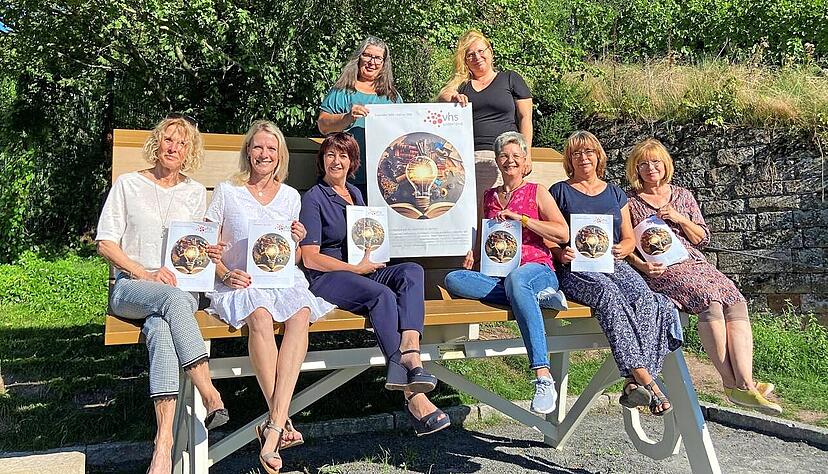 Direktorin und Bereichsleiterinnen freuen sich &uuml;ber das Programmheft. Immer aktuell sei der Aufruf nach neuen Dozenten, sagen sie.