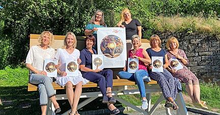 Direktorin und Bereichsleiterinnen freuen sich &uuml;ber das Programmheft. Immer aktuell sei der Aufruf nach neuen Dozenten, sagen sie.